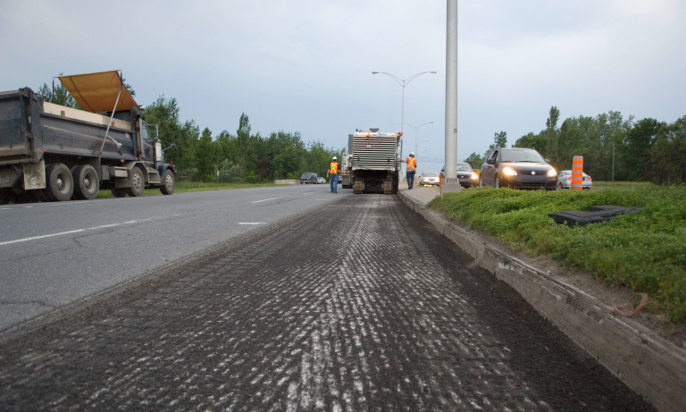 Pavement milling and decohesion